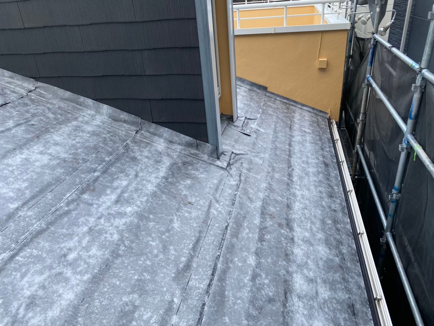 スレートの上から防水紙設置